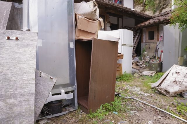 屋外にあふれた大量の廃棄物