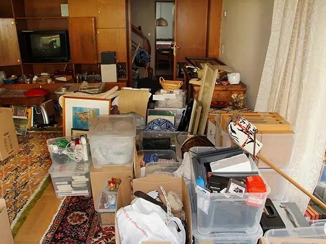 家財が残された実家の室内